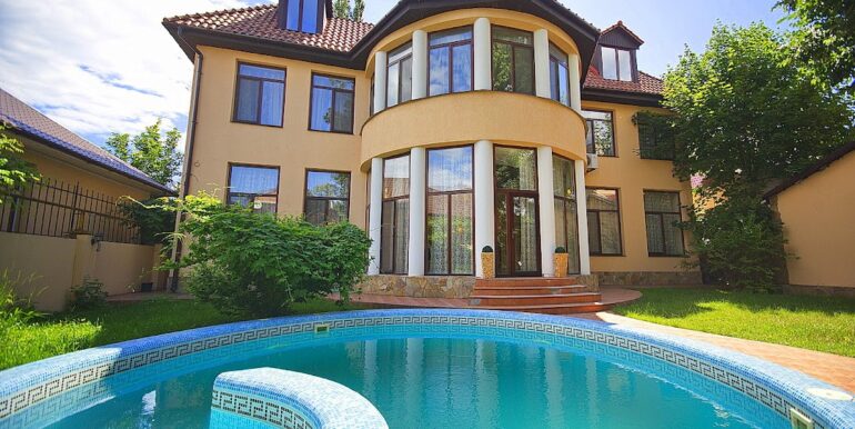 7 bedrooms home sale for redecorating in Odesa Ukraine
